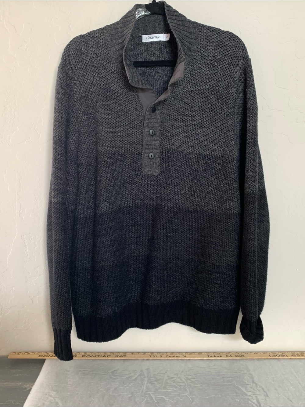 Calvin Klein Men's Dark Charcoal Gradient V-Neck Henley Sweater size Large